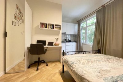 Schlafzimmer mit Schreibtisch