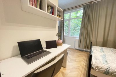 Arbeitsplatz mit Laptop